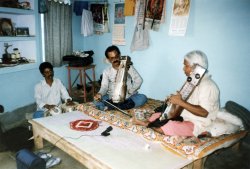 Vinod Kumar Mishra with his father, Bhagwan Das and brother Prem Kumar on tabla